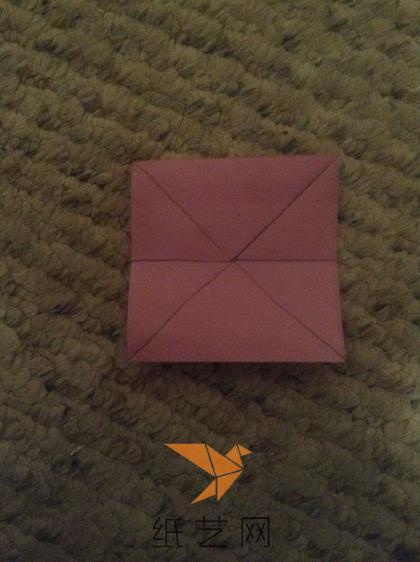 再用粉色的纸张，按照教程中的折痕位置预先做好