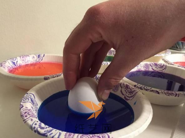 把鸡蛋壳在里面浸一下，如果要颜色深就久一些，要颜色浅的话就时间短一点就可以