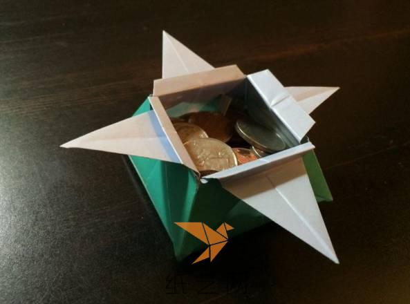 这个折纸盒子用来放一些小零碎的物件非常的方便哟。