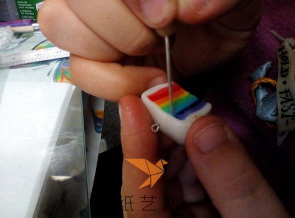 用戳针将侧面的彩虹色部分戳成不平整的样子