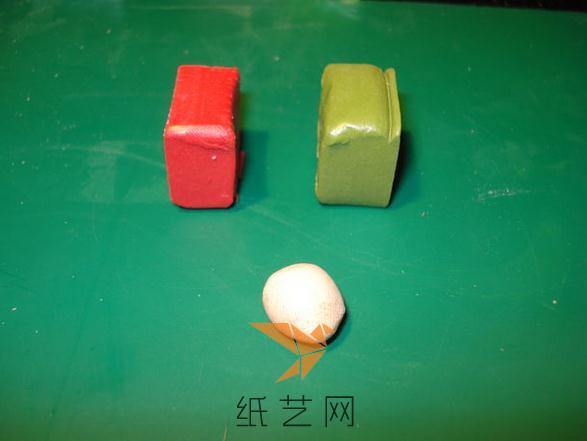 准备三种颜色的超轻粘土，其中白色粘土是用来制作触角上面的吸盘的，另外两种颜色的粘土用来制作触角