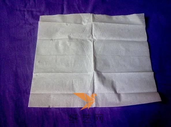 将纸张先进行折叠，制作好教程中样子的折痕