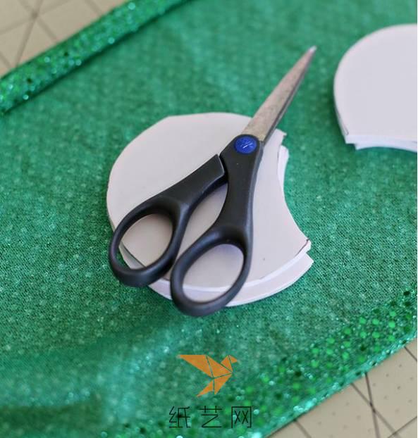 用厚纸板剪出能够配合发箍弧度的耳朵，然后就要剪出亮片的布包好了