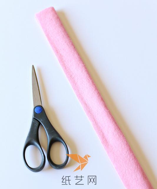 用简单剪出一条不织布来，然后对折，用热熔胶粘好对折后的两个边