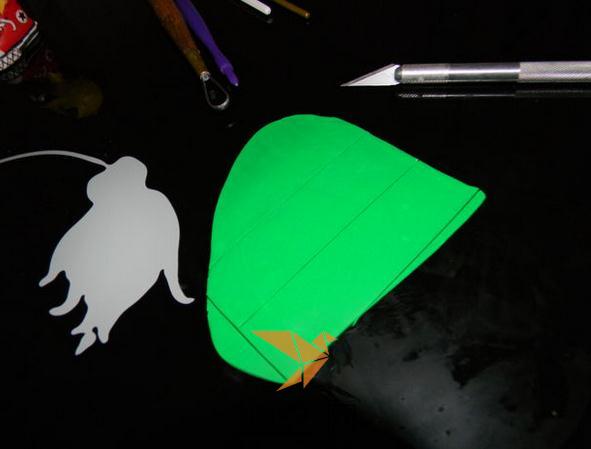 先把绿色的粘土擀成薄片，然后用美工刀裁出长方形