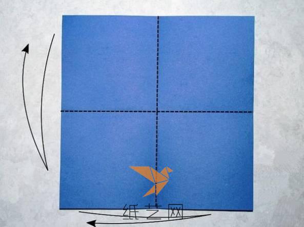 首先准备的纸张要是正方形，然后将对边分别进行对折，展开