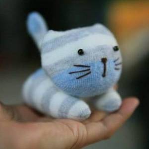 用袜子制作的小猫玩偶儿童节礼物