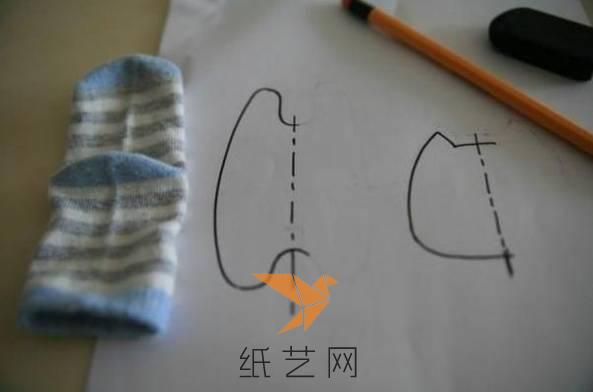 先按照袜子的大小，画出两个部分，左边作为小猫的身体，右边作为小猫的脑袋，然后剪下来