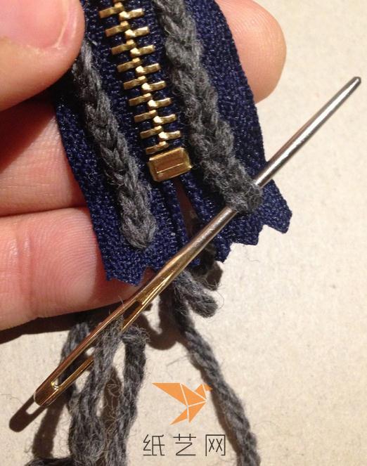 编织完成之后，就可以用缝毛衣针来将这个拉链缝到拆开的毛衣上面了