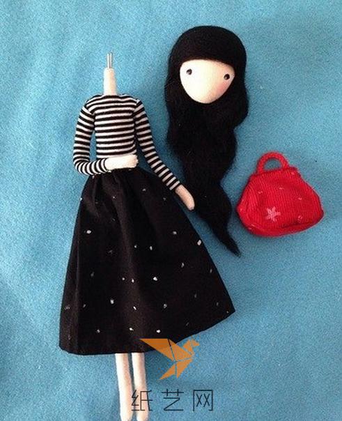 然后用羊毛毡做好娃娃的头发，再画上眼睛和可爱的腮红，还可以给娃娃制作一个可爱的小包包