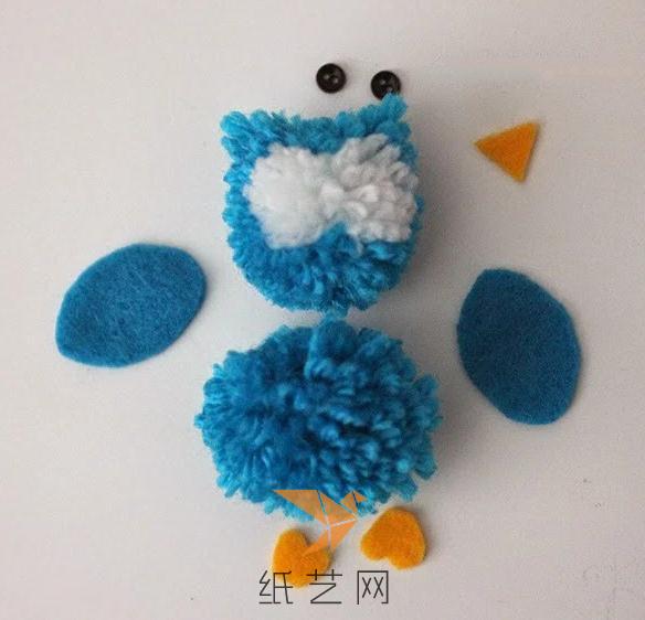 再制作一个稍大一点的蓝色毛线球作为身体，用不织布剪好翅膀和脚的部分