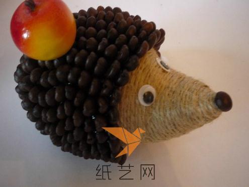 最后可以用超轻粘土来制作一个小苹果粘到小刺猬的身上，很可爱吧。
