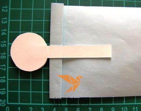 将卡纸剪成这种棒棒糖的样子，然后将彩纸折叠一下，放在上面
