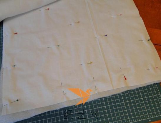 然后开始做枕头套了，把薄的丝棉和棉布剪裁的比枕头里最大的块稍大一些，然后用珠针固定好
