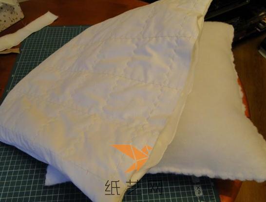 这样枕头套就做好了，可以在边上留口的位置缝上一个拉链