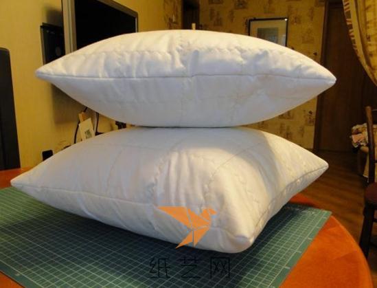 把枕头套套好，一个非常舒适的枕头就制作完成啦。