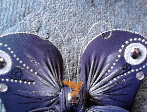 用串珠的铁丝来作为蝴蝶的触角