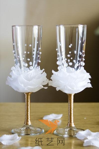 最后用珍珠将杯子上面点缀着装饰一下，这样就可以在婚礼上用啦，不怕拍特写哟。