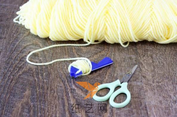 先制作毛线球，毛线球的制作在纸艺网里面有很多的教程，对制作过程陌生的话可以参考哟