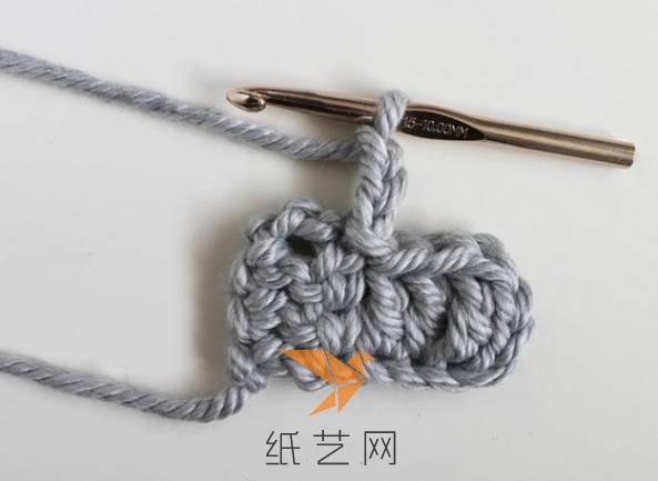 用锁针将两块编织的部分接起来，这样编织花样的方向是不同的，然后编织三个立针