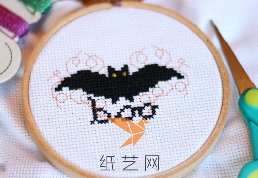 在万圣节的时候就可以来制作这种可爱的小蝙蝠的十字绣