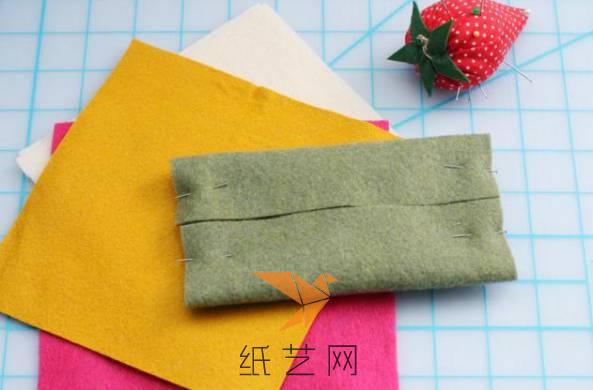 先把不织布量好纸巾的大小，然后两边对折到中间