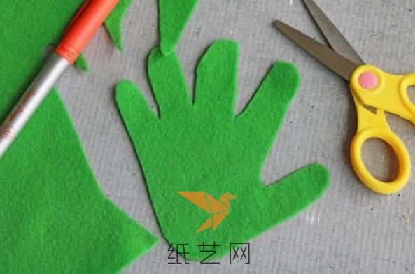 把绿色的不织布剪成这种手掌的样子