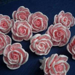 巧妙的利用餐巾纸制作纸玫瑰花教程