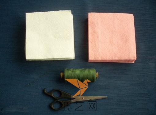 最好我们是用两种颜色的餐巾纸一起来制作玫瑰花更漂亮