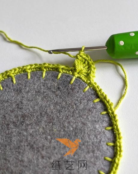 然后开始在每一个缝针的点上来编织长针，这样就是一个花边的样子了