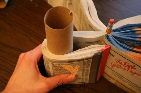 用一个细的纸筒作为辅助，将一部分来弯折