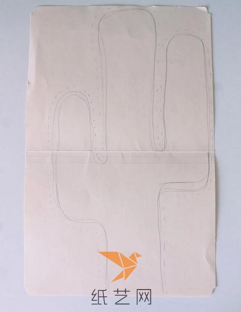 为了更方便的剪裁布料，我们将仙人掌的样子画在一张大的纸张上面