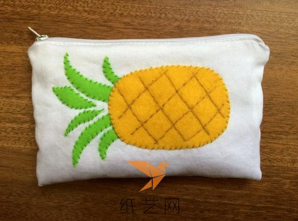 这样就完成了这个可爱的菠萝包包啦。