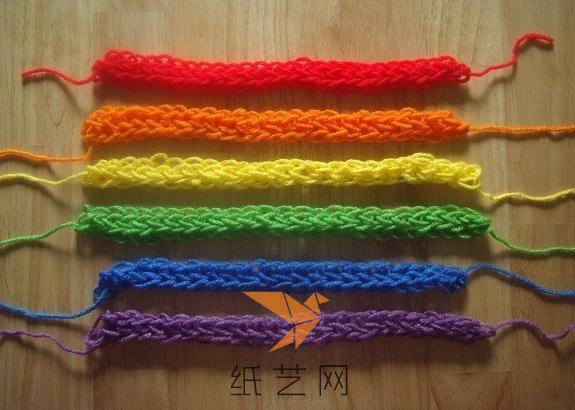 这样同样的编织方法将彩虹色的几个部分编织好