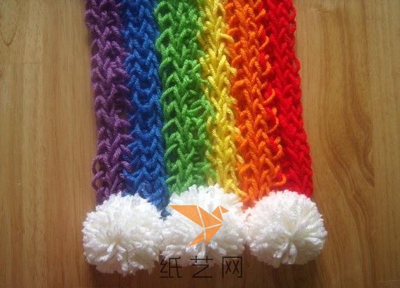 这样就完成了这条彩虹围巾的制作了。