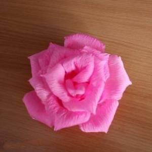 漂亮的皱纹纸纸玫瑰制作教程
