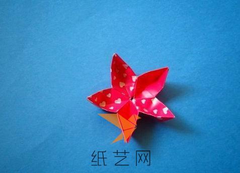 这样就是一个漂亮的折纸花朵了