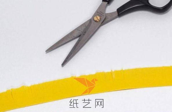 将黄色的不织布剪成长条之后，对折，然后用剪刀在折边的位置剪成须须的样子