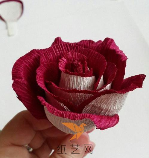 最后做好的玫瑰花是不是很有仿真花的效果呢？