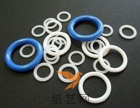用这种大小不同的塑料环我们就可以制作出需要的大小的纽扣啦