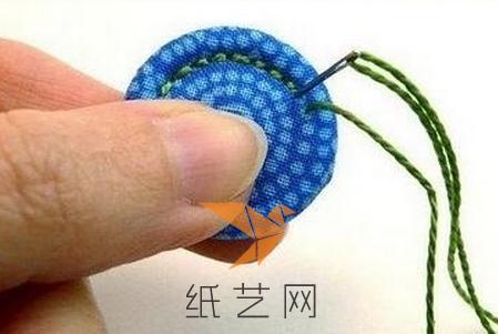 再用针线在塑料环的内圈缝上一圈