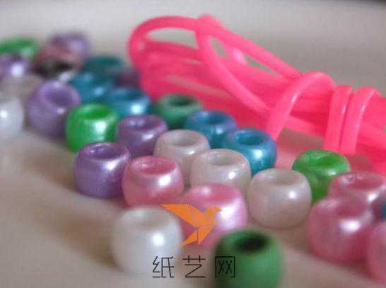 准备好五颜六色的珠子和彩色的塑料绳