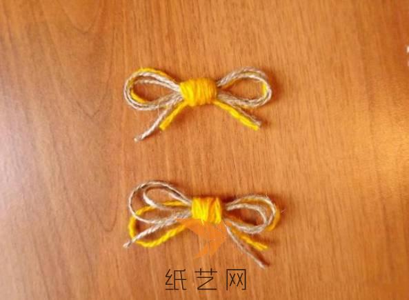 用麻绳来制作两个小蝴蝶结