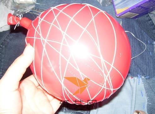 下面在气球上面将蘸上胶水的线缠上