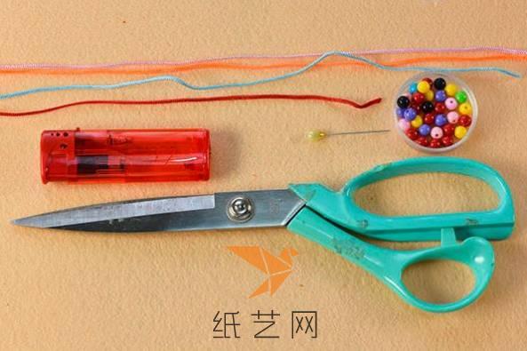 最好准备多一些颜色的绳子，这样编织的蝴蝶是彩色的更漂亮