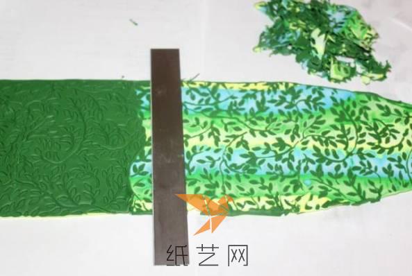 用薄刀片将上面的深绿色粘土切掉，这样就有叶片花纹的效果了