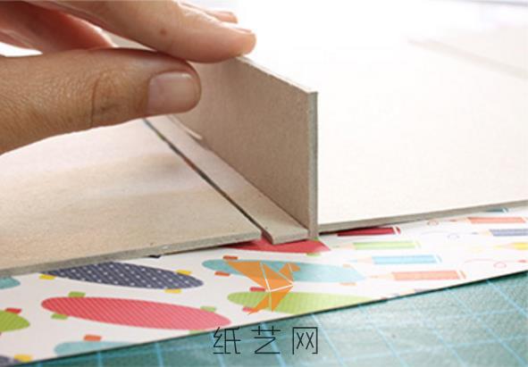 各个纸板之间的缝隙可以用纸板的窄边来确定