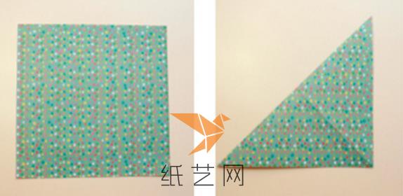 制作这个折纸风车信封需要用到正方形的两面图案不同的纸张，先要将对角分别对折之后打开