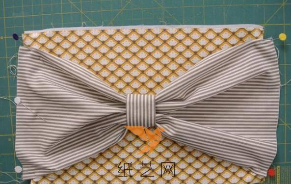 然后用珠针固定到合适的大小的制作笔袋的布上面