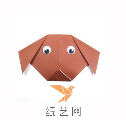 最后粘好假眼睛就可以啦，制作这个折纸狗狗，我们也可以用彩笔画上眼睛哟。